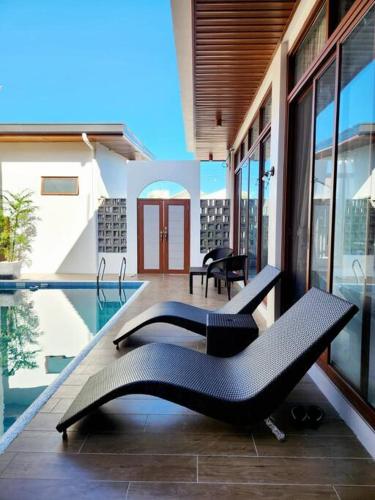 Πισίνα στο ή κοντά στο Woodenlights Villa with Pool