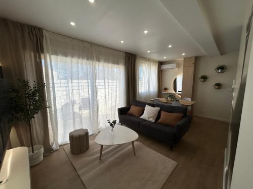 un salon avec un canapé et une table dans l'établissement La Millésime, à Saint-André-de-Cubzac