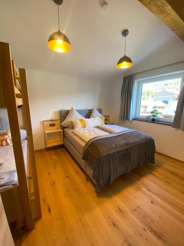 a bedroom with a bed and a window at Ferienwohnung Plechau in Russbach am Pass Gschütt