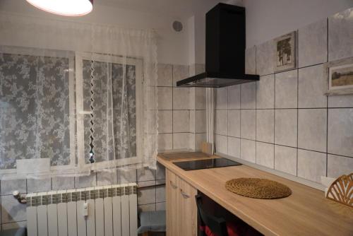 una cucina con un lavello e un piano di lavoro di Gabry Elle's Cozy Place - Calea Moșilor a Bucarest