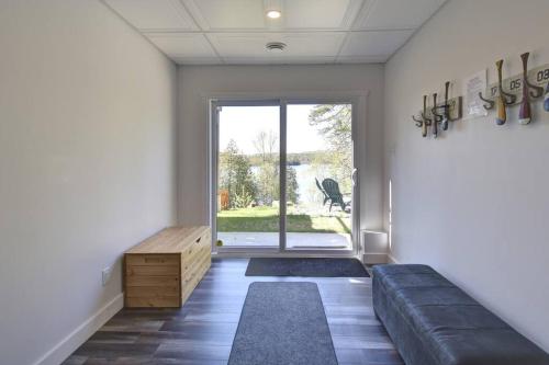 Posezení v ubytování Modern Lakefront Chalet Private Jacuzzi Dock