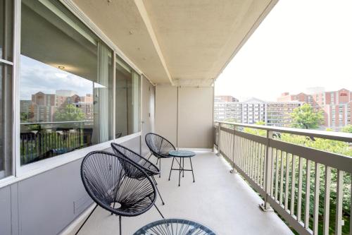 Balkoni atau teres di Apartment at Crystal City With Gym