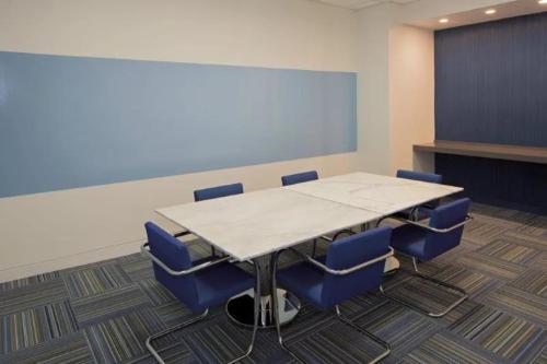 Kawasan bisnes dan/atau bilik persidangan di Apartment at Crystal City With Gym
