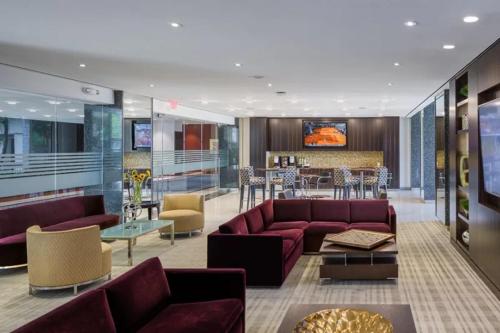 Televisyen dan/atau pusat hiburan di Apartment at Crystal City With Gym