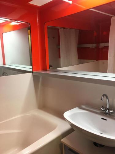 une salle de bain avec un lavabo, une baignoire et un miroir dans l'établissement Résidence Aiguille Grive 1 - Duplex mezzanine 5 personnes au calme MAE-5884, à Arc 1800