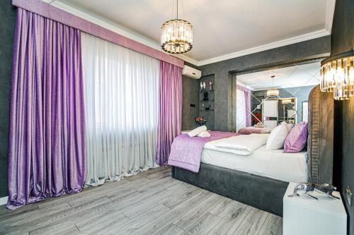 Ένα ή περισσότερα κρεβάτια σε δωμάτιο στο Luxury 3 Bedroom Apartment in Nizami street