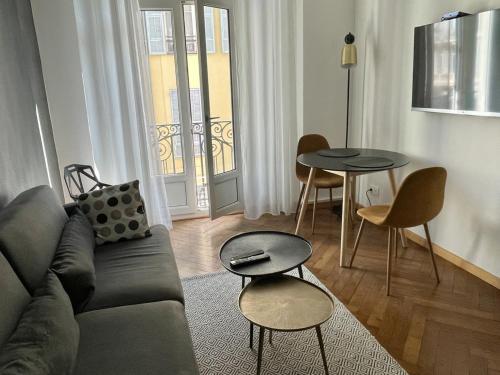 un salon avec un canapé et une table dans l'établissement Superbe Appartement au Cœur de Nice, à Nice