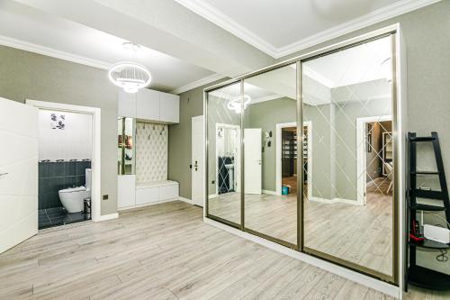Ένα μπάνιο στο Luxury 3 Bedroom Apartment in Nizami street