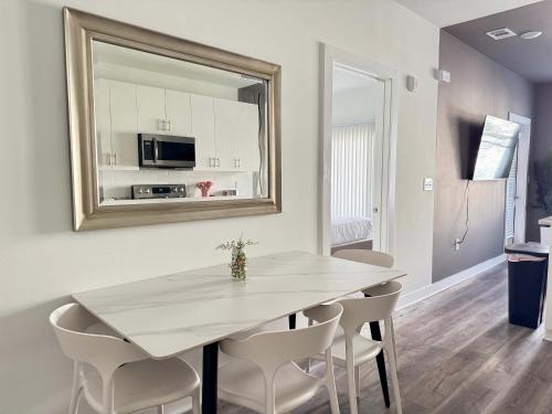 Η κουζίνα ή μικρή κουζίνα στο Luxury New 1B1B Private Balcony w Washer Dryer 525Pkwy