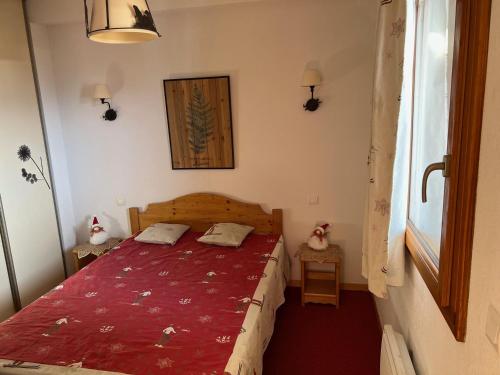 - une chambre avec un lit doté d'un couvre-lit rouge dans l'établissement Appartement 2 pièces cabine, 6 personnes, piscine, parking, WiFi - FR-1-636-13, à Orcières