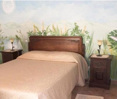 1 dormitorio con 1 cama y 2 mesitas de noche con lámparas en L'Accordo, en Vetralla