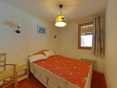 une petite chambre avec un lit et une fenêtre dans l'établissement 2 pièces pour 4 pers, proche pistes, wifi, parking, piscine, Orcières Merlette - FR-1-636-184, à Orcières
