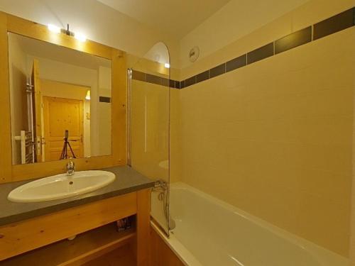 une salle de bain avec un lavabo, une baignoire et un miroir dans l'établissement 2 pièces pour 4 pers, proche pistes, wifi, parking, piscine, Orcières Merlette - FR-1-636-184, à Orcières
