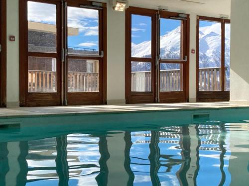 - une piscine avec fenêtres et vue sur les montagnes dans l'établissement 2 pièces pour 4 pers, proche pistes, wifi, parking, piscine, Orcières Merlette - FR-1-636-184, à Orcières