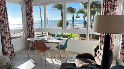 salon ze stołem i widokiem na plażę w obiekcie Primera línea playa Apart 1 Bed CostaOro-CO1BA DELUXE Seafront ó Loft-Studio CostaOro-CO1BB STANDARD w mieście Torrox Costa
