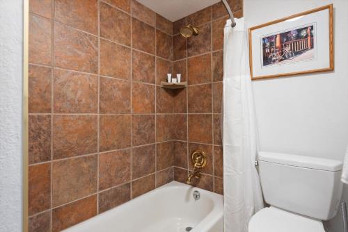 Bilik mandi di Snowmass Mountain by Snowmass Vacations