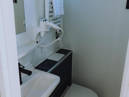 Ένα μπάνιο στο Luxury Houseboat Getaway