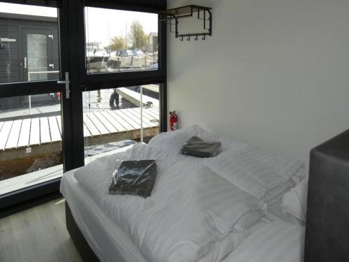 Ένα ή περισσότερα κρεβάτια σε δωμάτιο στο Luxury Houseboat Getaway