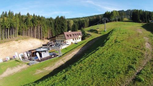 una vista aérea de una casa en un campo en Penzion Krmelec, en Tanvald