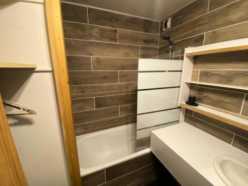 une salle de bain avec une douche, un lavabo et une baignoire dans l'établissement Résidence Arpasson - ARPASSON 69 MAE-6291, à Les Allues