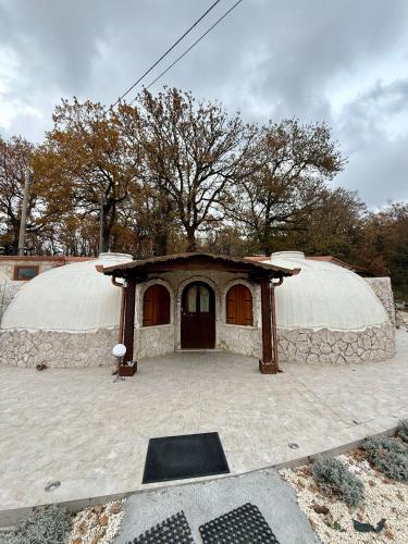 a large round building with a large dome at Miele B&B in Vinchiaturo