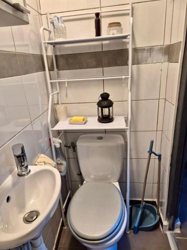 une petite salle de bain avec toilettes et lavabo dans l'établissement Escapade Phocéenne, à Marseille
