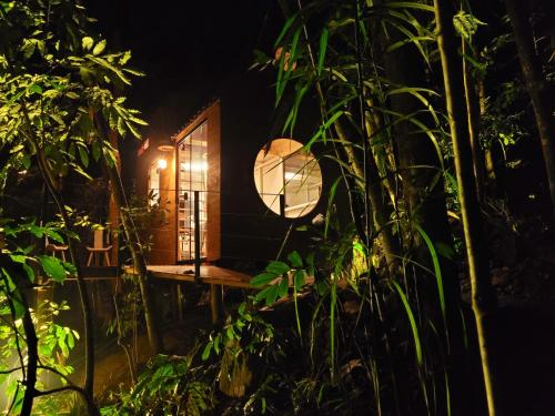 a small cabin in the woods at night at Tiny House da serra perto de São Paulo em meio a natureza in Mairiporã