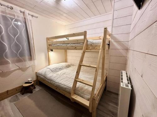 - un lit superposé avec une échelle dans une chambre dans l'établissement Les Chalets De Wengen - CHALETS DE WENGEN A05Bis MAE-0841, à La Plagne Tarentaise