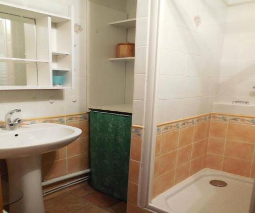 une salle de bain avec un lavabo et une douche dans l'établissement Résidence La Clef - Appartement 3 pièces pour 8 personnes de 49m² MAE-3831, à La Plagne Tarentaise