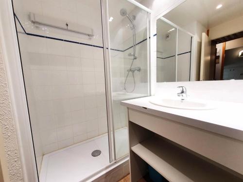 une salle de bain avec douche et lavabo dans l'établissement Résidence Le Zig Zag - ZIG ZAG 14 MAE-3851, à La Plagne Tarentaise