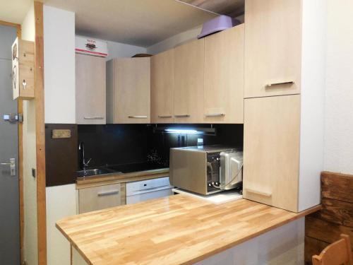 une cuisine avec un comptoir avec un micro-ondes dans l'établissement Résidence Le Zig Zag - ZIG ZAG 27 MAE-3841, à La Plagne Tarentaise