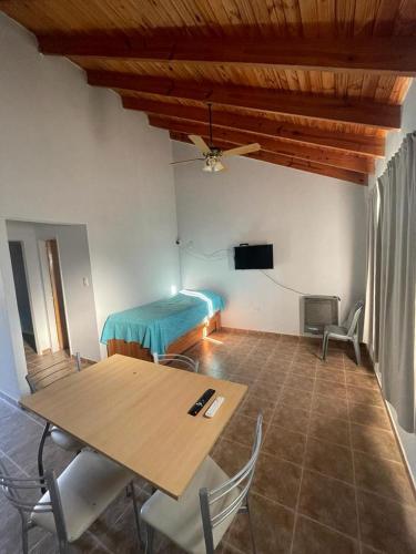 una camera con un tavolo e un letto in esso di Costa magica a Las Grutas