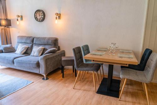 un salon avec un canapé et une table dans l'établissement Résidence La Combe D'or - Confortable et moderne appartement 4 personnes MAE-3751, aux Orres