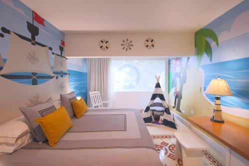 a childs bedroom with a bed and a desk at Hotel Las Americas Casa de Playa in Cartagena de Indias