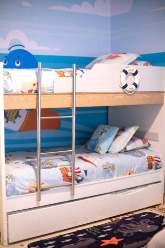 two bunk beds in a childs bedroom at Hotel Las Americas Casa de Playa in Cartagena de Indias