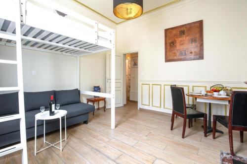 un salon avec un canapé et une table dans l'établissement Élégante Suite Haussmannienne au coeur du 6ème, à Paris