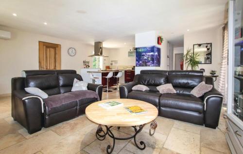 un salon avec deux canapés en cuir et une table dans l'établissement Beautiful Home In Montfavet, à Montfavet