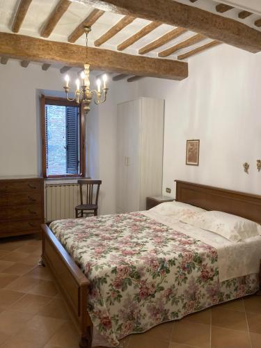 um quarto com uma cama e um lustre em Marconi La Casetta em Panicale