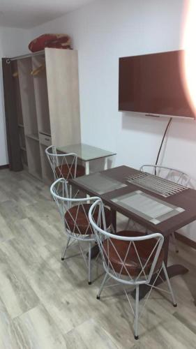 a dining room table with chairs and a desk at Mirador de Miranda, Apartamentos Rural & Spa Inc in Cutiellos