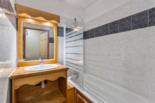 une salle de bain avec un lavabo et un miroir dans l'établissement Résidence Les Hauts De Preclaux - Appartement de montagne pour 8 personnes MAE-3691, aux Orres