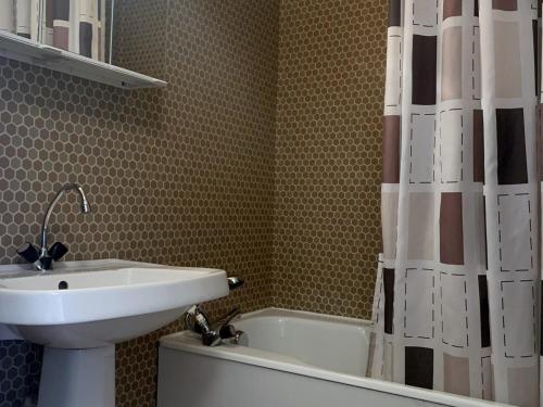 une salle de bain avec un lavabo et un rideau de douche dans l'établissement Charmant studio à Autrans, proche pistes et village, balcon sud, parking privé, accepte animaux - FR-1-737-33, à Autrans