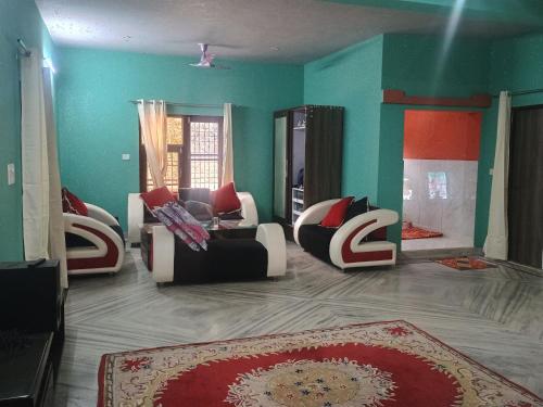 a living room with three chairs and a couch at Kingsman in Katra