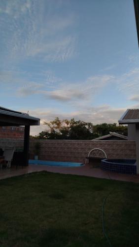 a backyard of a house with a brick wall at Pousada Apucarana - Sede in Apucarana