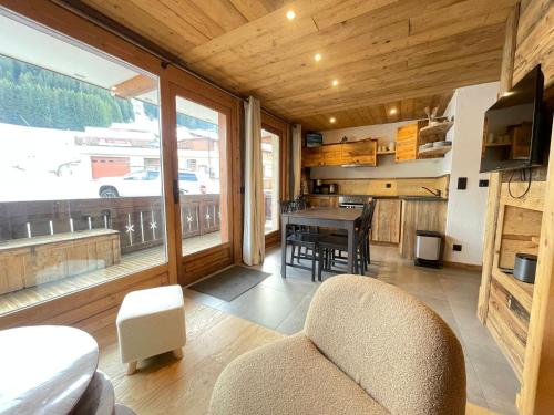 - un salon avec une chaise et une table dans une maison dans l'établissement Charmant appartement au pied des pistes avec WIFI à Notre-Dame-de-Bellecombe - FR-1-505-180, à Notre-Dame-de-Bellecombe