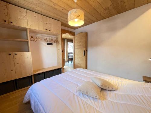 - une chambre avec un lit blanc et un plafond en bois dans l'établissement Charmant appartement au pied des pistes avec WIFI à Notre-Dame-de-Bellecombe - FR-1-505-180, à Notre-Dame-de-Bellecombe