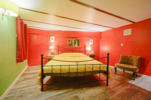 een slaapkamer met rode muren en een bed en een stoel bij Amelie in Paris in Parijs