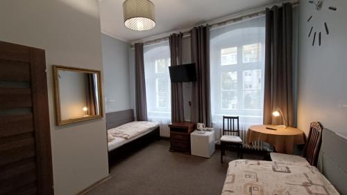 Ένα ή περισσότερα κρεβάτια σε δωμάτιο στο Hotel Polonia