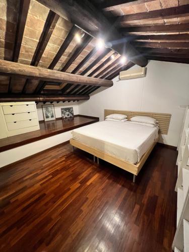 Uma cama ou camas num quarto em Room Verona Ai Conti