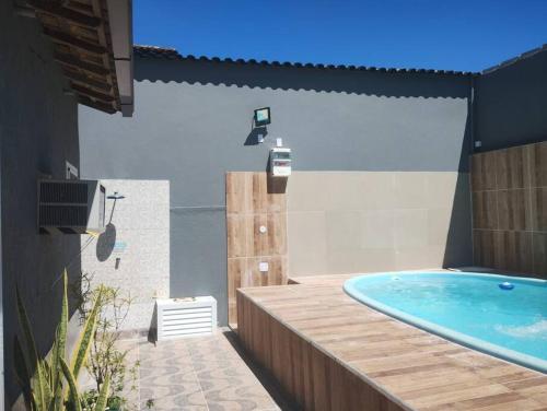 una piscina con jacuzzi en un edificio en Casa de praia meu bom, en Rio das Ostras