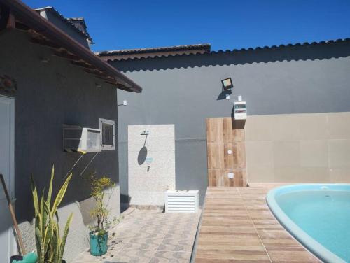 una casa con una bañera en un patio en Casa de praia meu bom, en Rio das Ostras